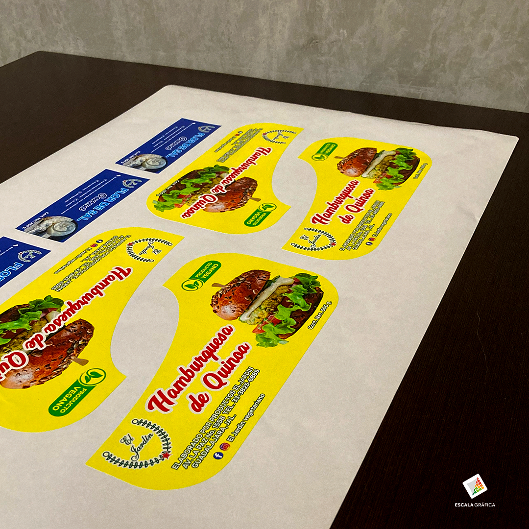 etiquetas-adhesivas-impresas-personalizadas-guadalajara.jpg Muestra de planillas de etiquetas adhesivas personalizadas con suaje en forma, impresas en full color para empaques y productos.