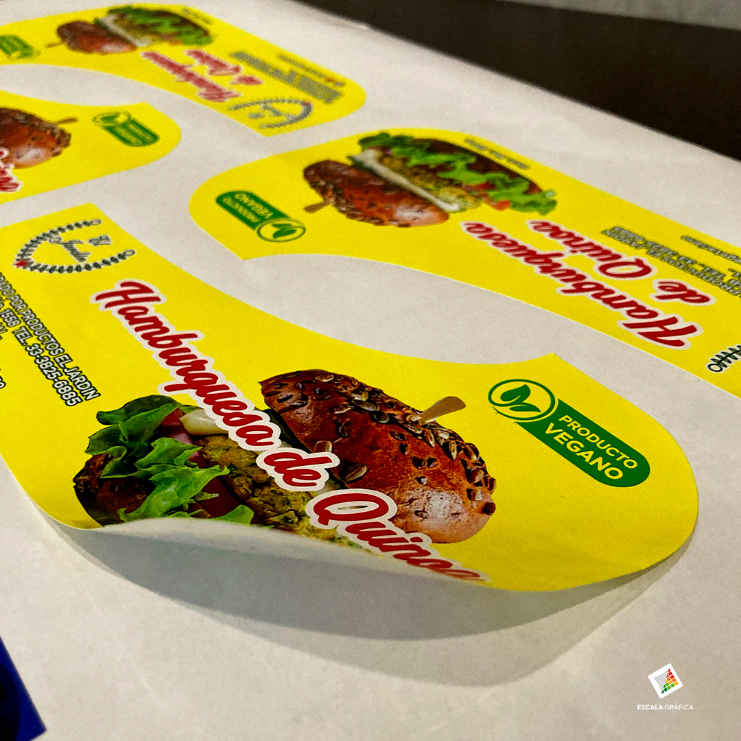 etiquetas-adhesivas-impresas-personalizadas-guadalajara.jpg Muestra de planillas de etiquetas adhesivas personalizadas con suaje en forma, impresas en full color para empaques y productos.