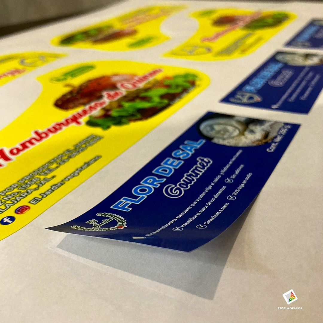 etiquetas-adhesivas-impresas-personalizadas-guadalajara.jpg Muestra de planillas de etiquetas adhesivas personalizadas con suaje en forma, impresas en full color para empaques y productos.