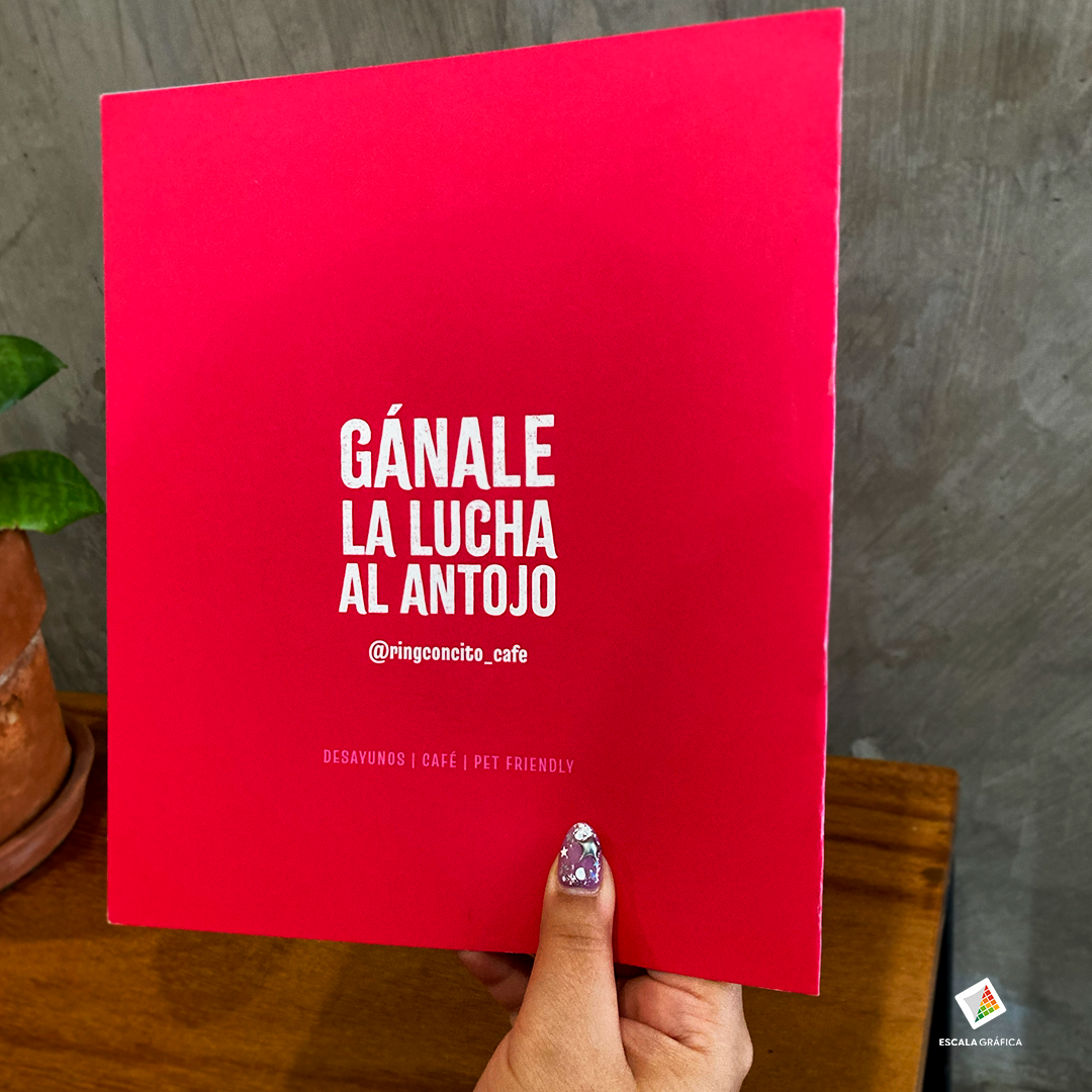 Menús y Cartas Desplegables para Restaurante Impresos a Color Persona sosteniendo un menú plegable para restaurante con diseño a color e impresión de alta definición.