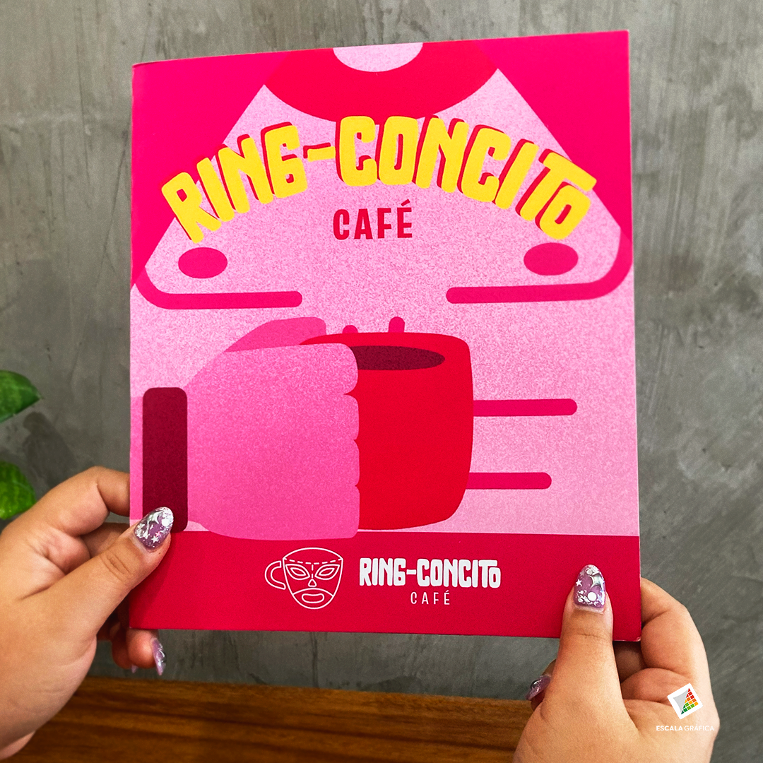 Menús y Cartas Desplegables para Restaurante Impresos a Color Persona sosteniendo un menú plegable para restaurante con diseño a color e impresión de alta definición.