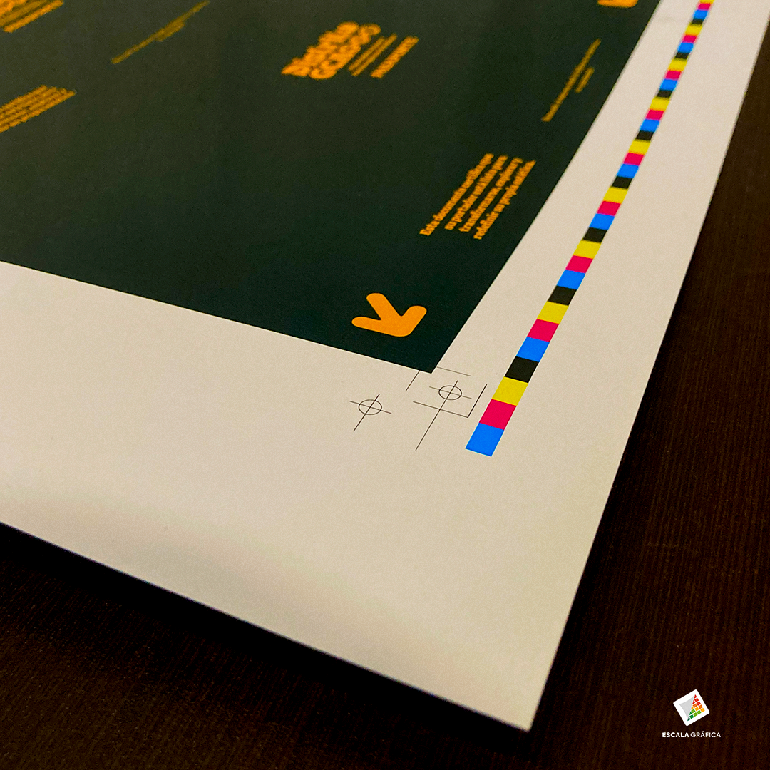 Impresión tabloide rebasada de alta definición con guías de corte y precisión de color. Pliego tabloide impreso a color con tira de prueba de color CMYK y marcas de registro para corte de diseño gráfico.