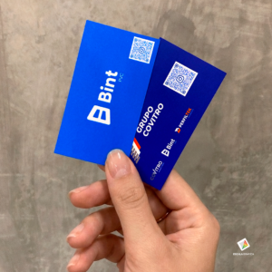 Imprenta y Diseño Gráfico en Guadalajara | Escala Gráfica Persona sosteniendo tarjetas de presentación con impresión digital a color, acabado mate y código QR.